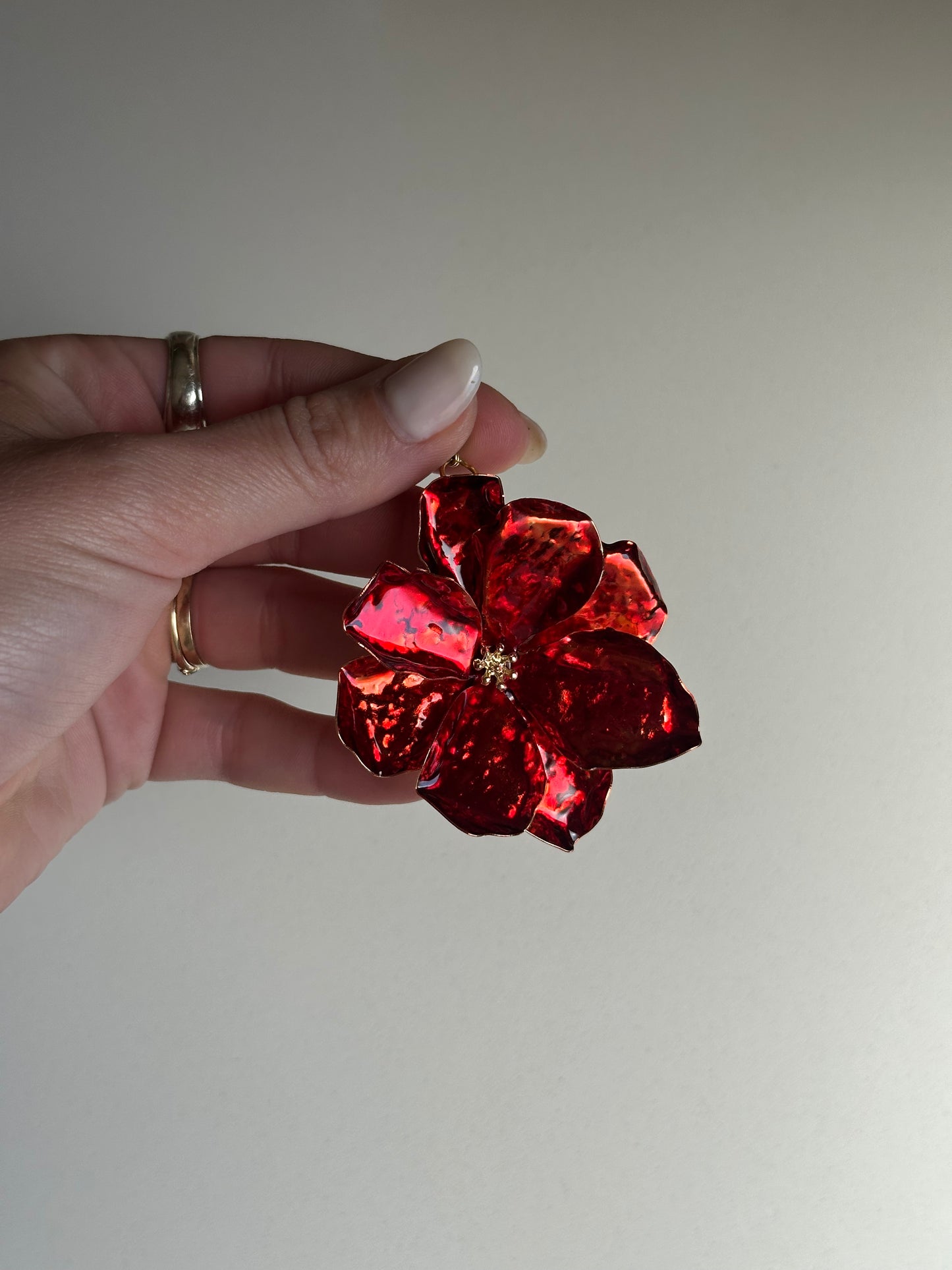 Flor metálica roja