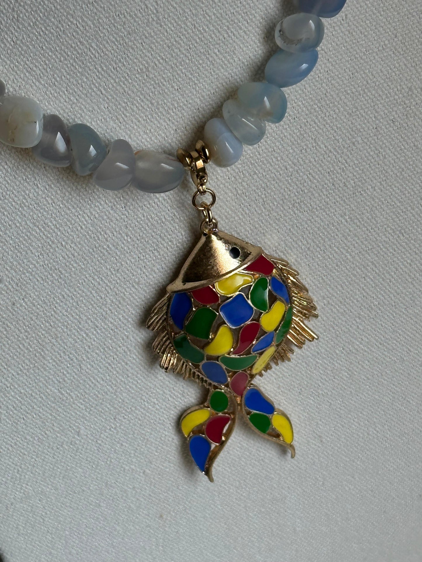 Charm pez multicolor