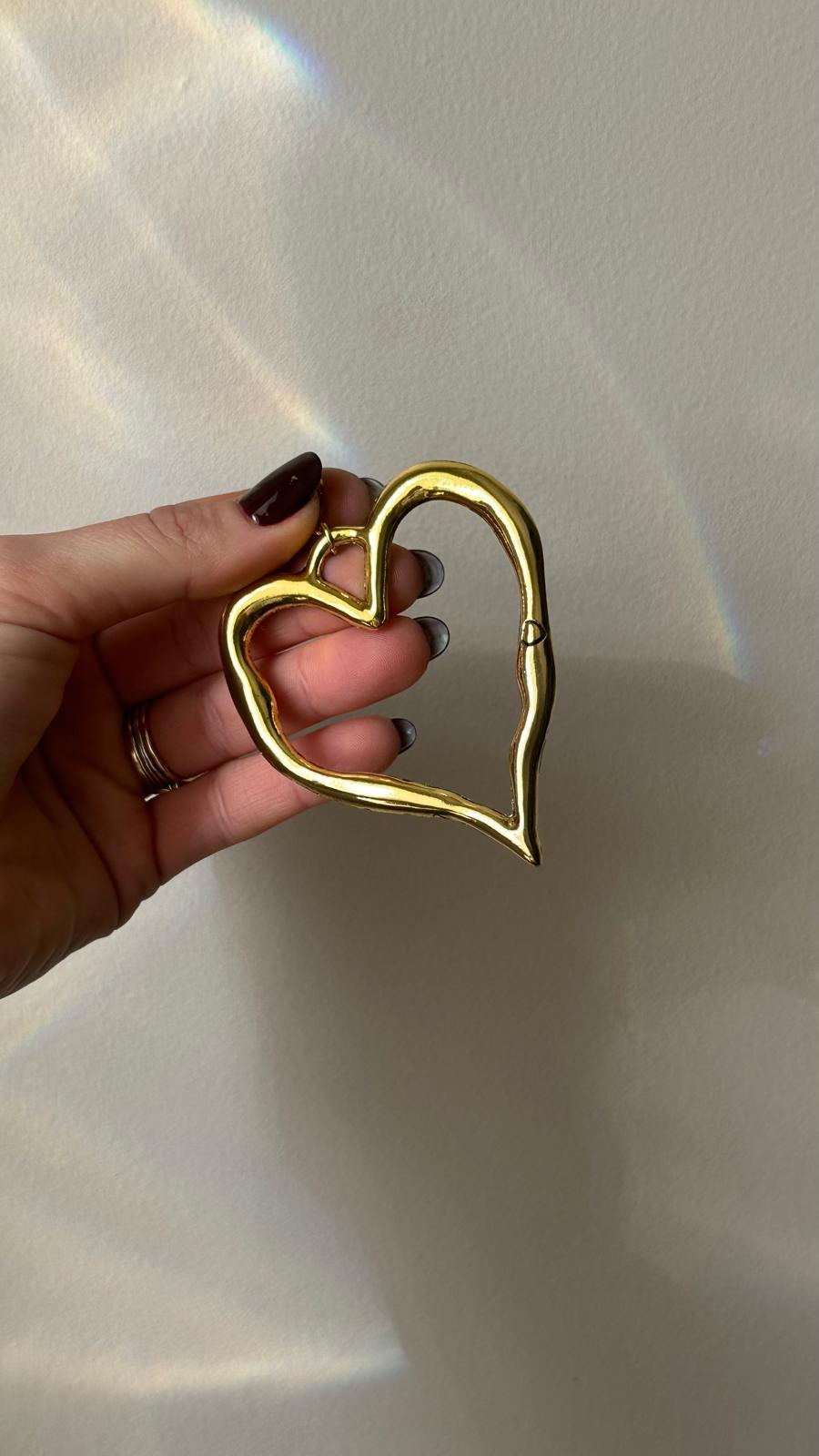 Charm corazón abierto hueco grande