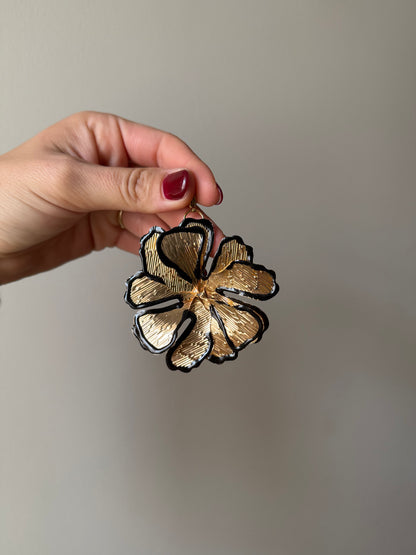 Flor metálica dorada y negra