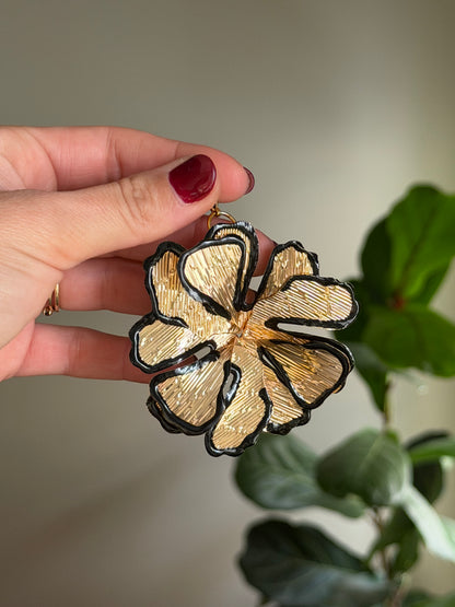 Flor metálica dorada y negra