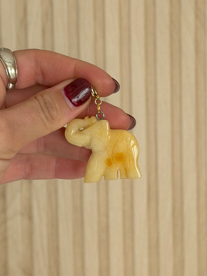 Elefante piedra amarillo