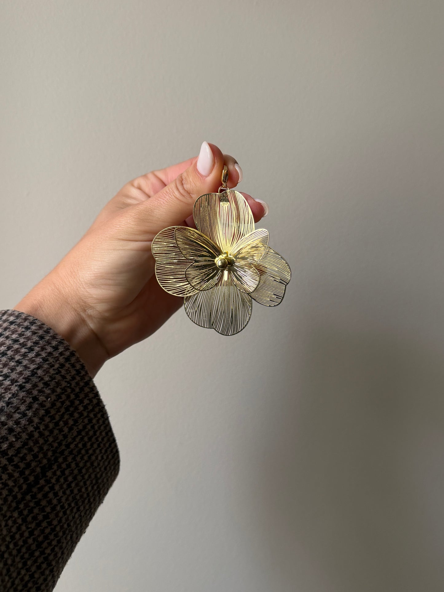 Flor metálica dorada