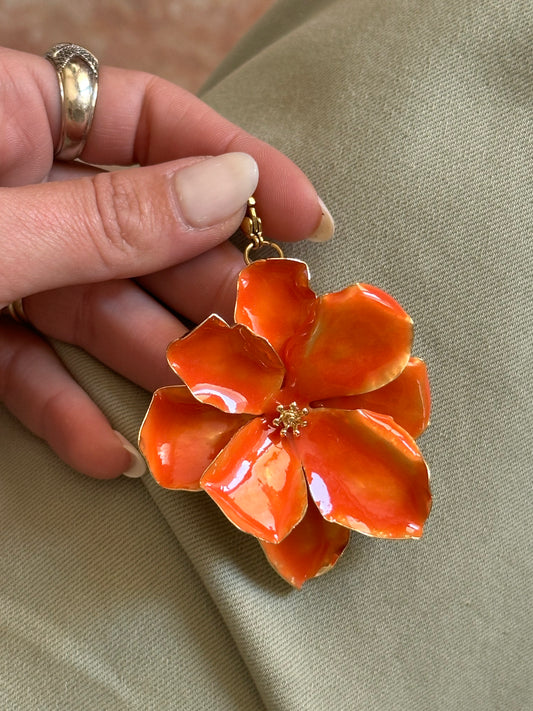 Flor metálica naranja