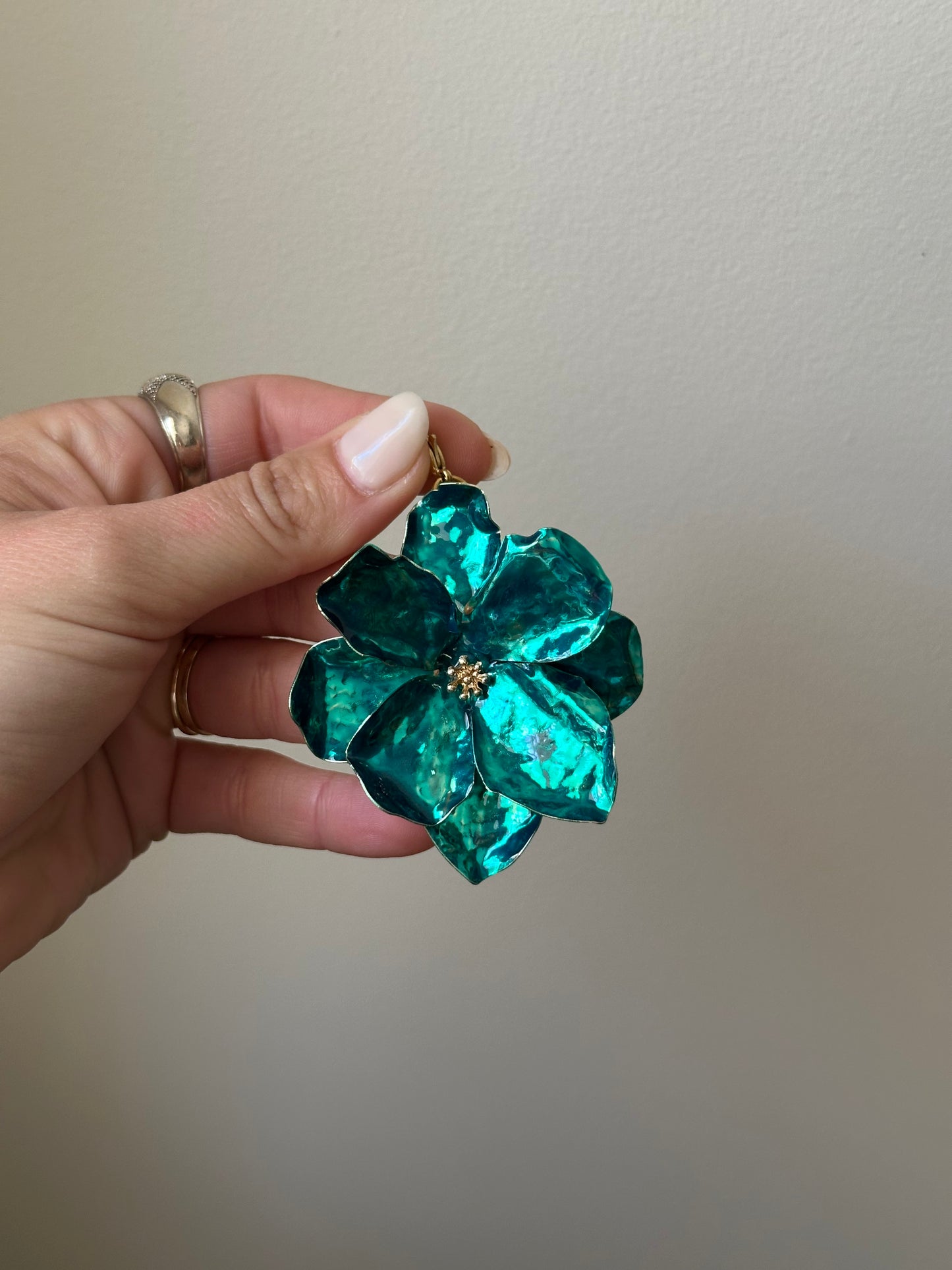 Flor metálica azul verdosa
