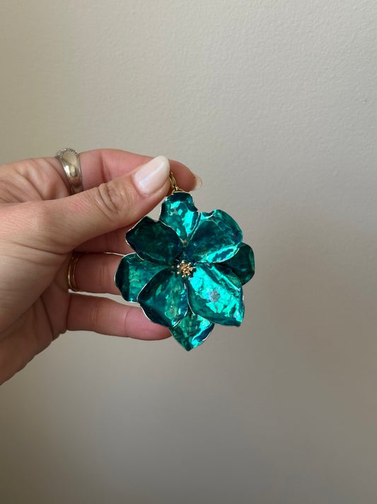 Flor metálica azul verdosa