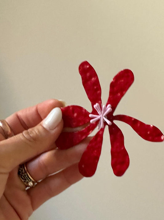 Flor metálica roja y rosa