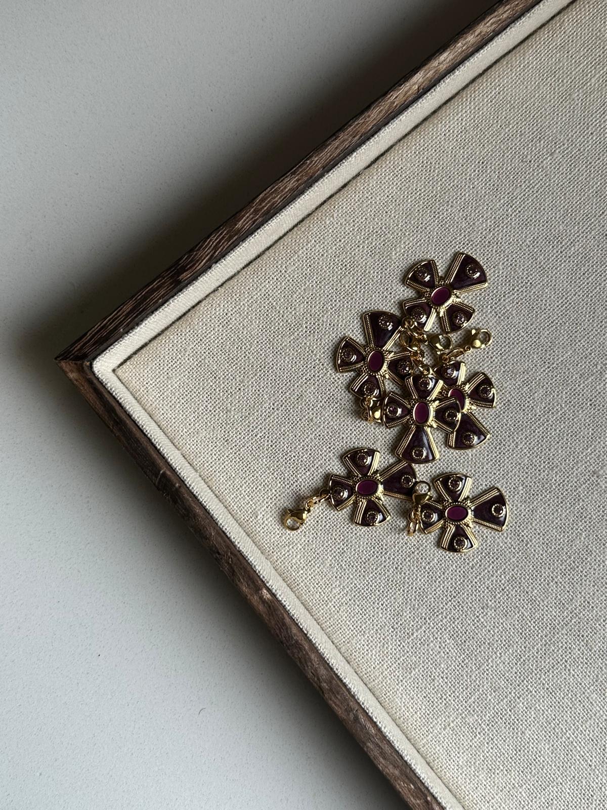 Charm cruz peq granate