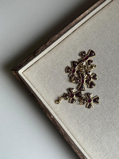 Charm cruz peq granate