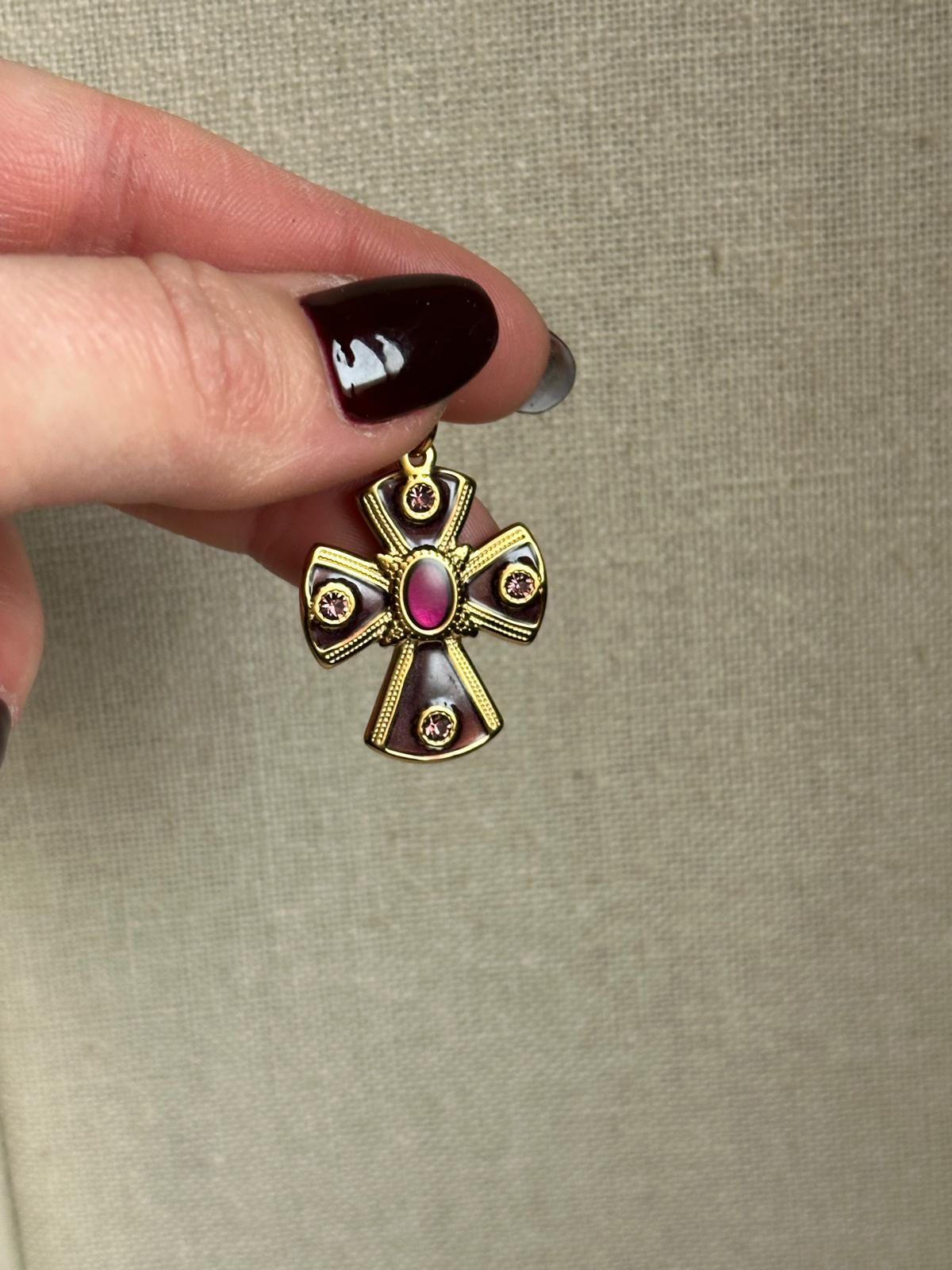 Charm cruz peq granate