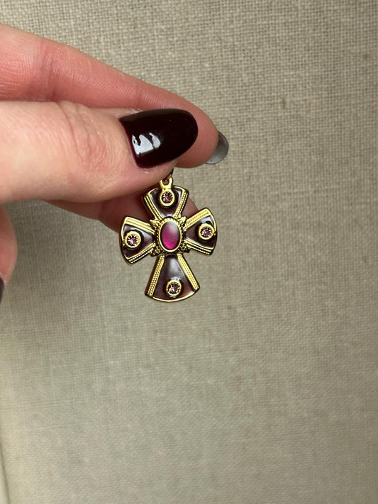Charm cruz peq granate