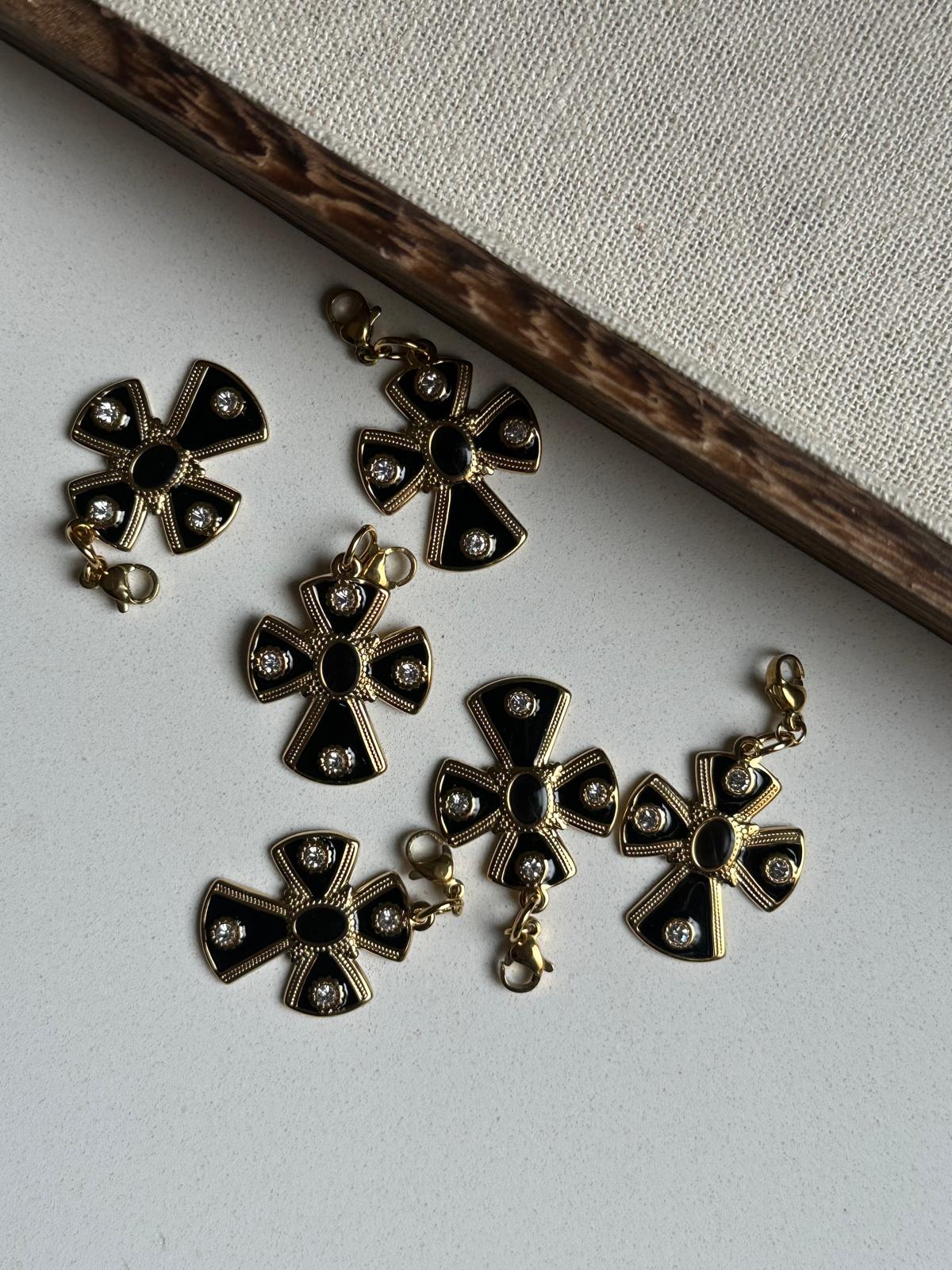 Charm cruz peq negro